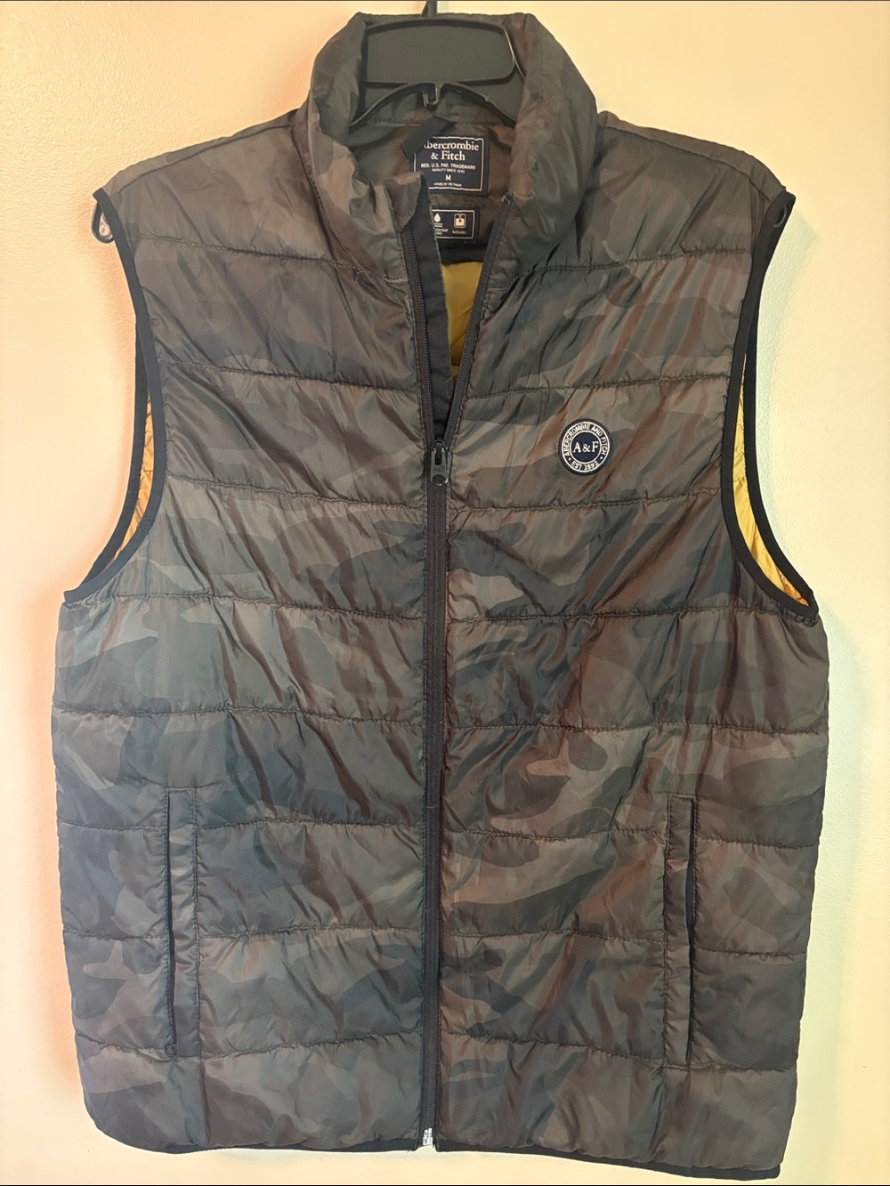 Abercrombie & Fitch Camo Puffer Vest Men’s M Brown Green Black Logo